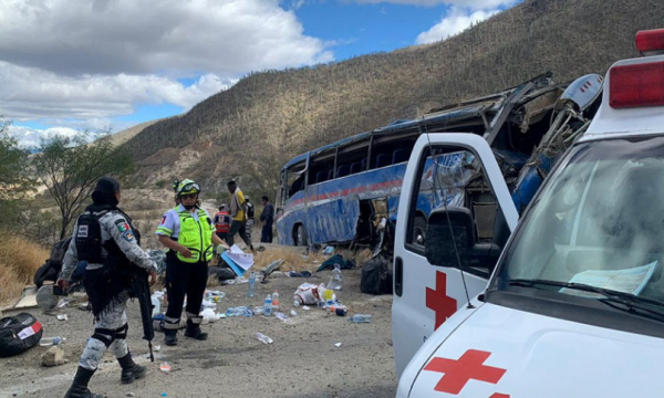 Përmbyset një autobus me emigrantë në Meksikë, 17 persona humbin jetën