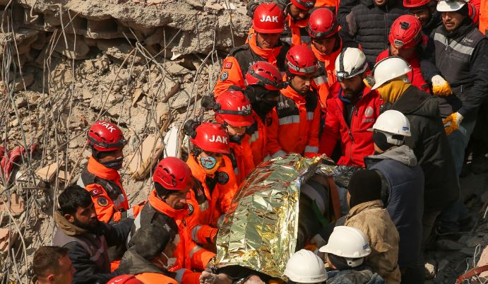 Turqi: Pas 203 orësh, nxirret i gjallë edhe një burrë nga rrënojat e tërmetit