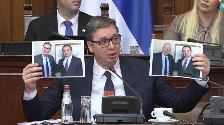 Vuçiq akuzon deputetin serb se ia montoi një fotografi me Kurtin