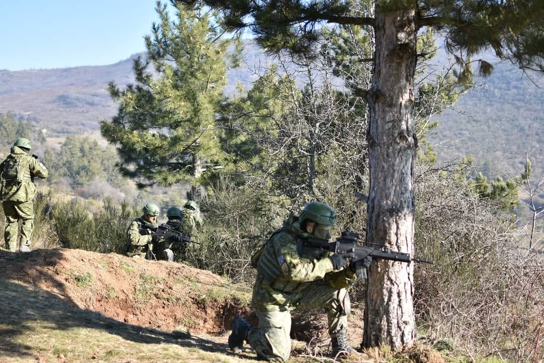 Mehaj: Këmbësoria e FSK-së stërvitet me municion real në Mitrovicë (FOTO)