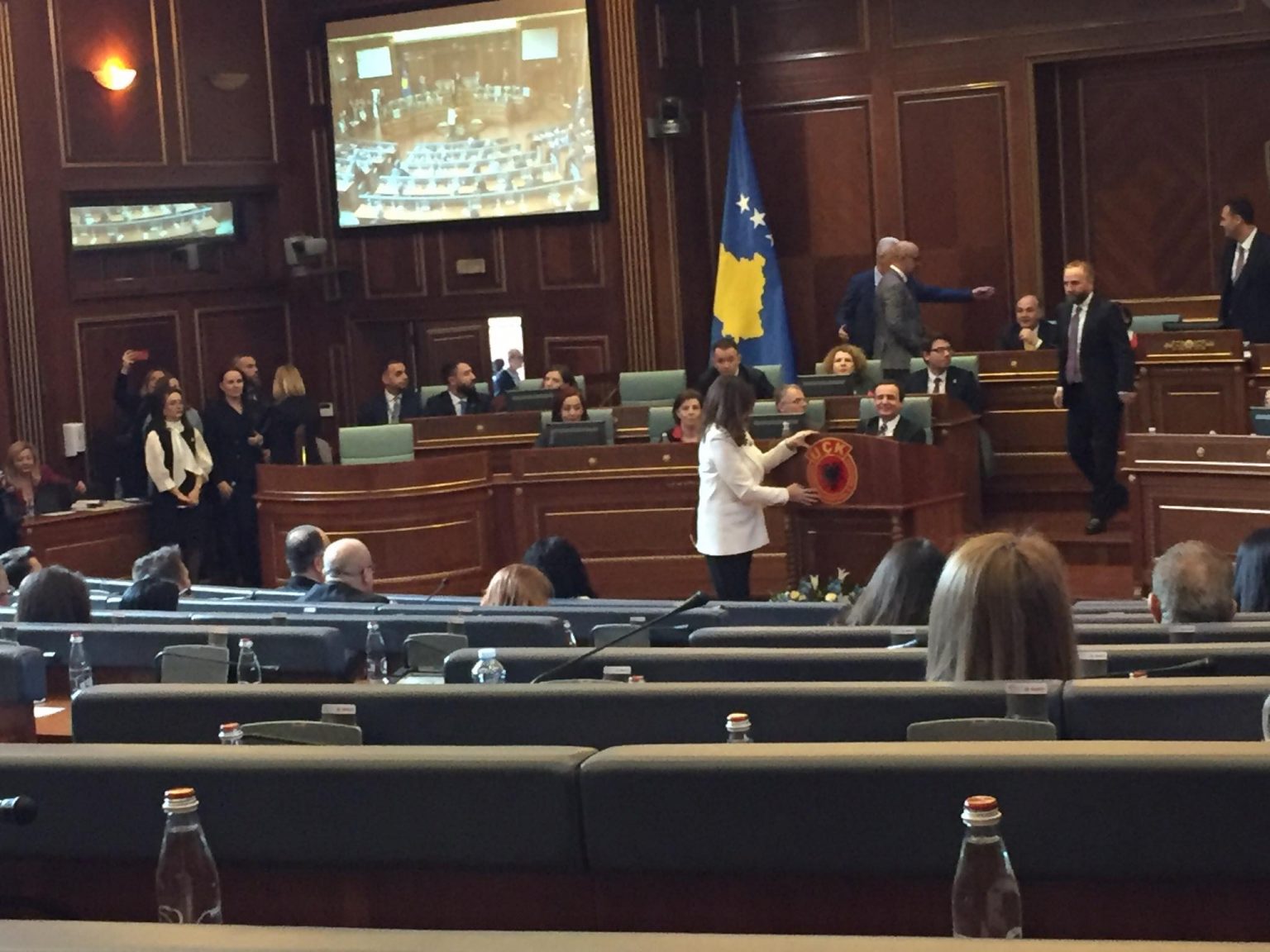 Deputetja Musliu vendos në foltore të Kuvendit emblemën e UÇK-së
