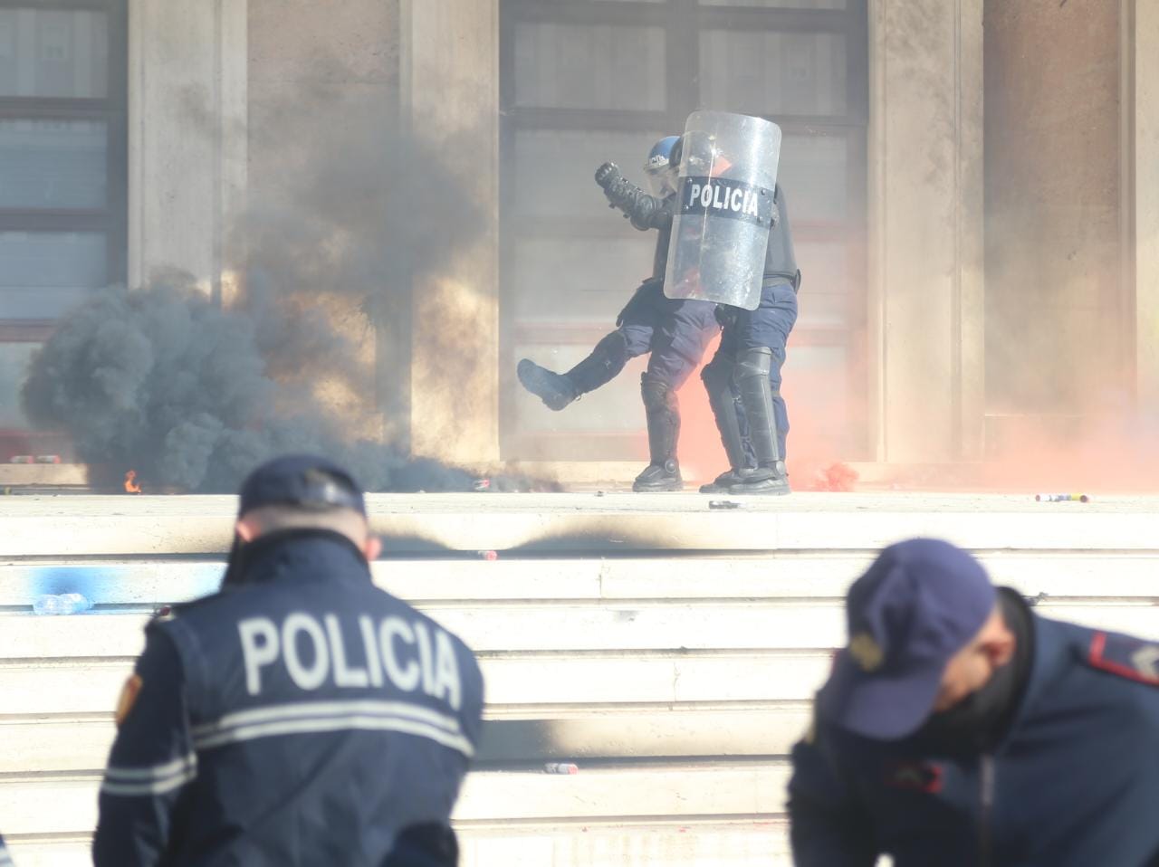 Kryeministria në Shqipëri në flakë nga protestuesit