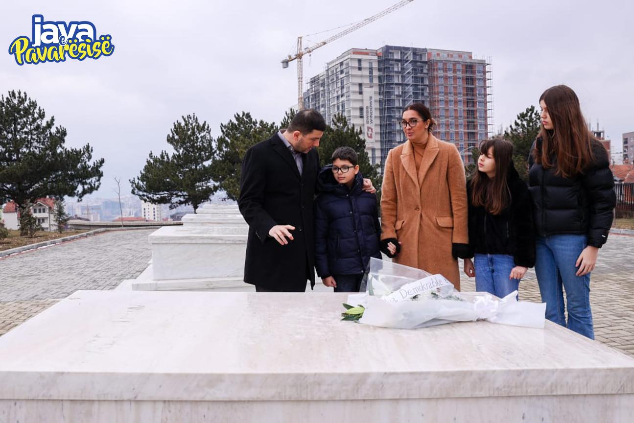 Krasniqi me familje bën homazhe te varri i Adem Demaçit
