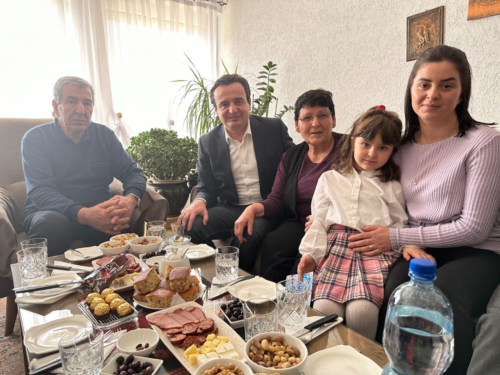 Në ditëlindjen e Adem Demaçit e Astrit Deharit, Kurti viziton familjet e tyre