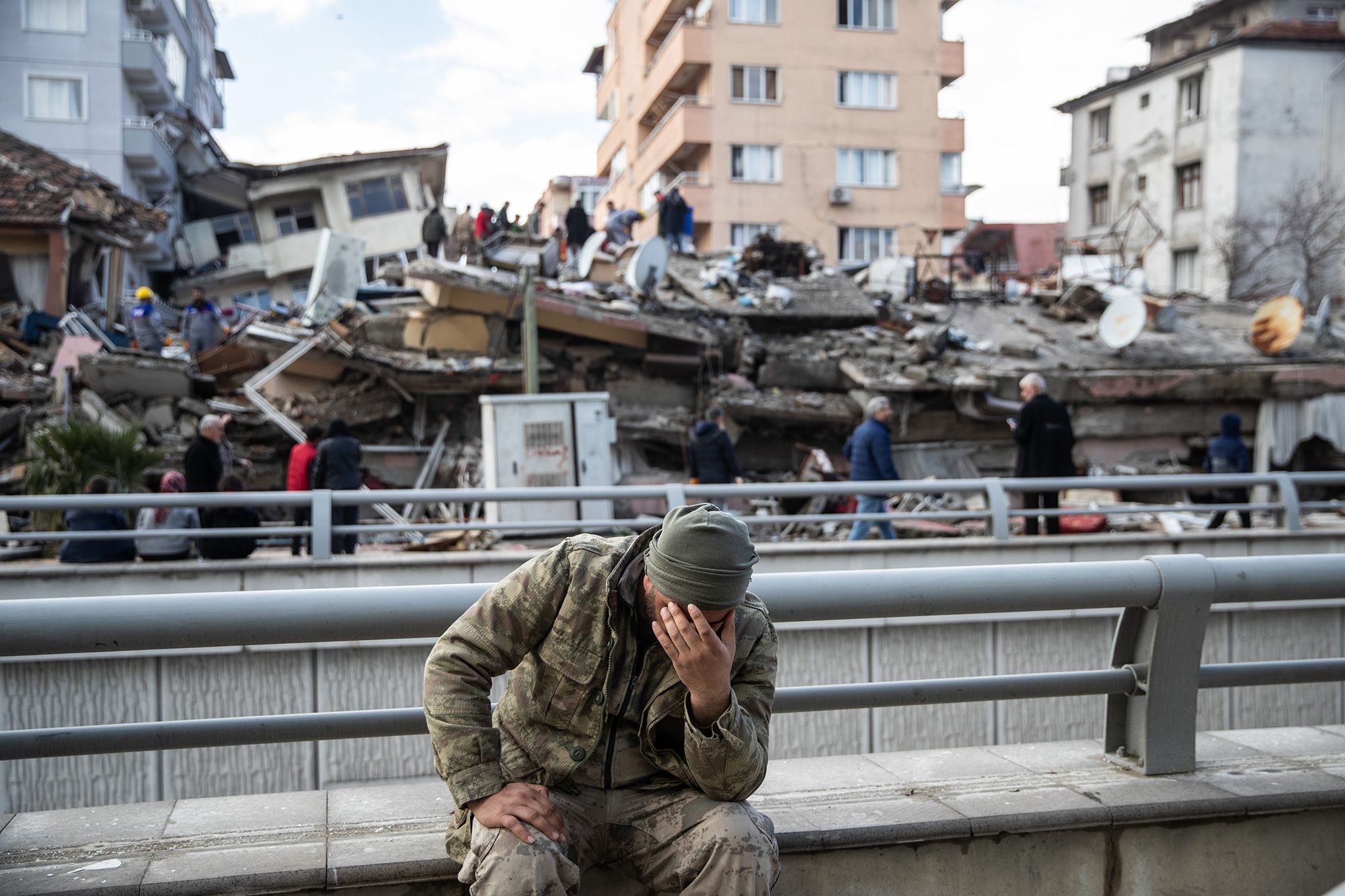 Shkon në mbi 34,000 numri i të vdekurve nga tërmetet shkatërruese në Turqi dhe Siri