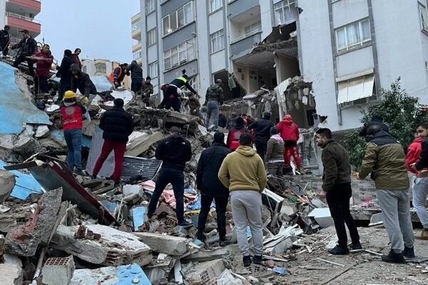 Pamjet dramatike nga Turqia, gazetari ishte në transmetim “live” kur dridhet toka dhe ndërtesat