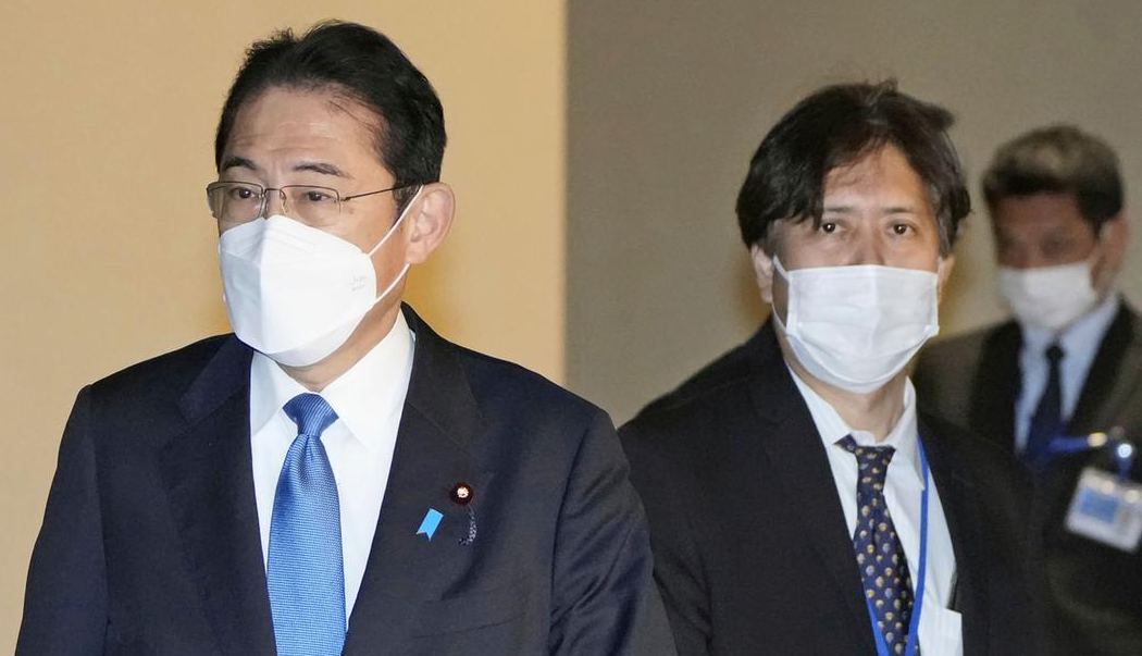 Kishida shkarkon sekretarin e tij për shkak të komenteve homofobike