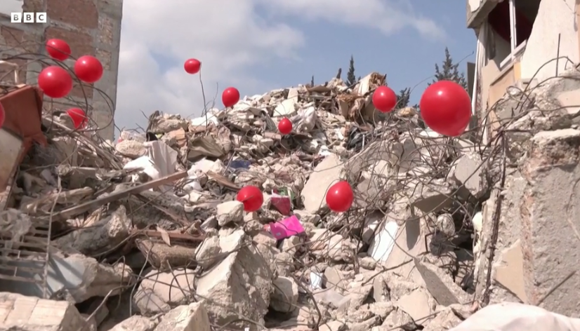 Balona të kuq mbi rrënoja, u vendosen për të nderuar fëmijët që vdiqën nga tërmeti në Turqi