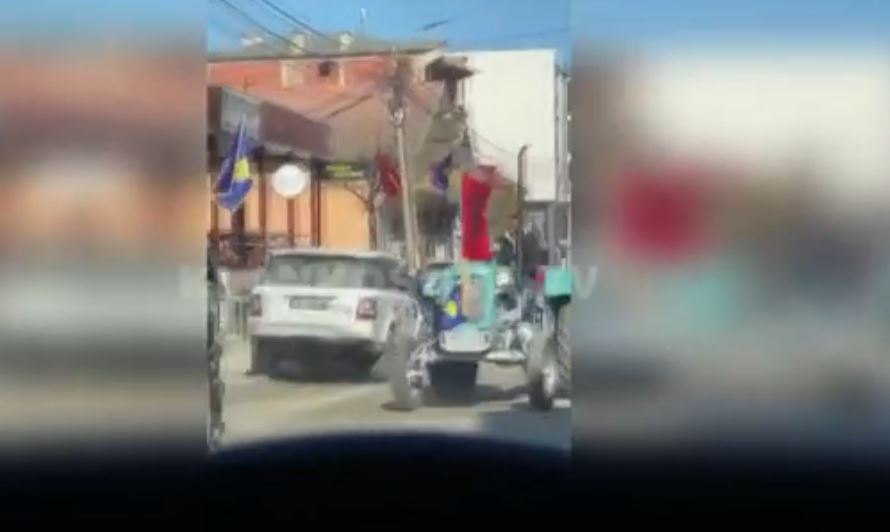 Malishevë: Qytetarët parakalojnë me traktorë për 15-vjetorin e Pavarësisë (VIDEO)