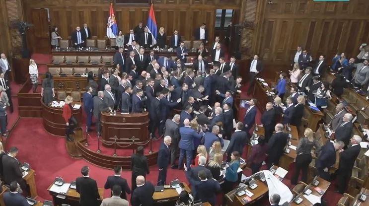 Opozita i sulet Vuçiqit në Kuvendin e Serbisë (VIDEO)