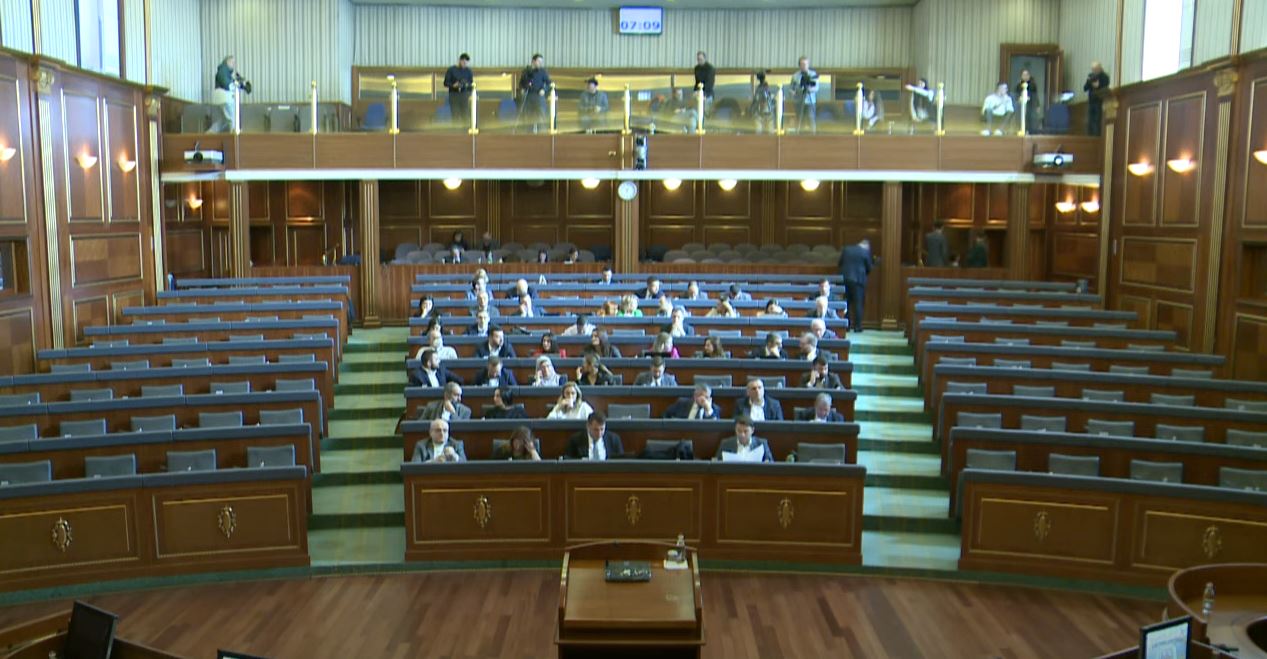 Kuvendi mbetet vetëm me deputetët e VV-së pasi opozita e braktis sallën