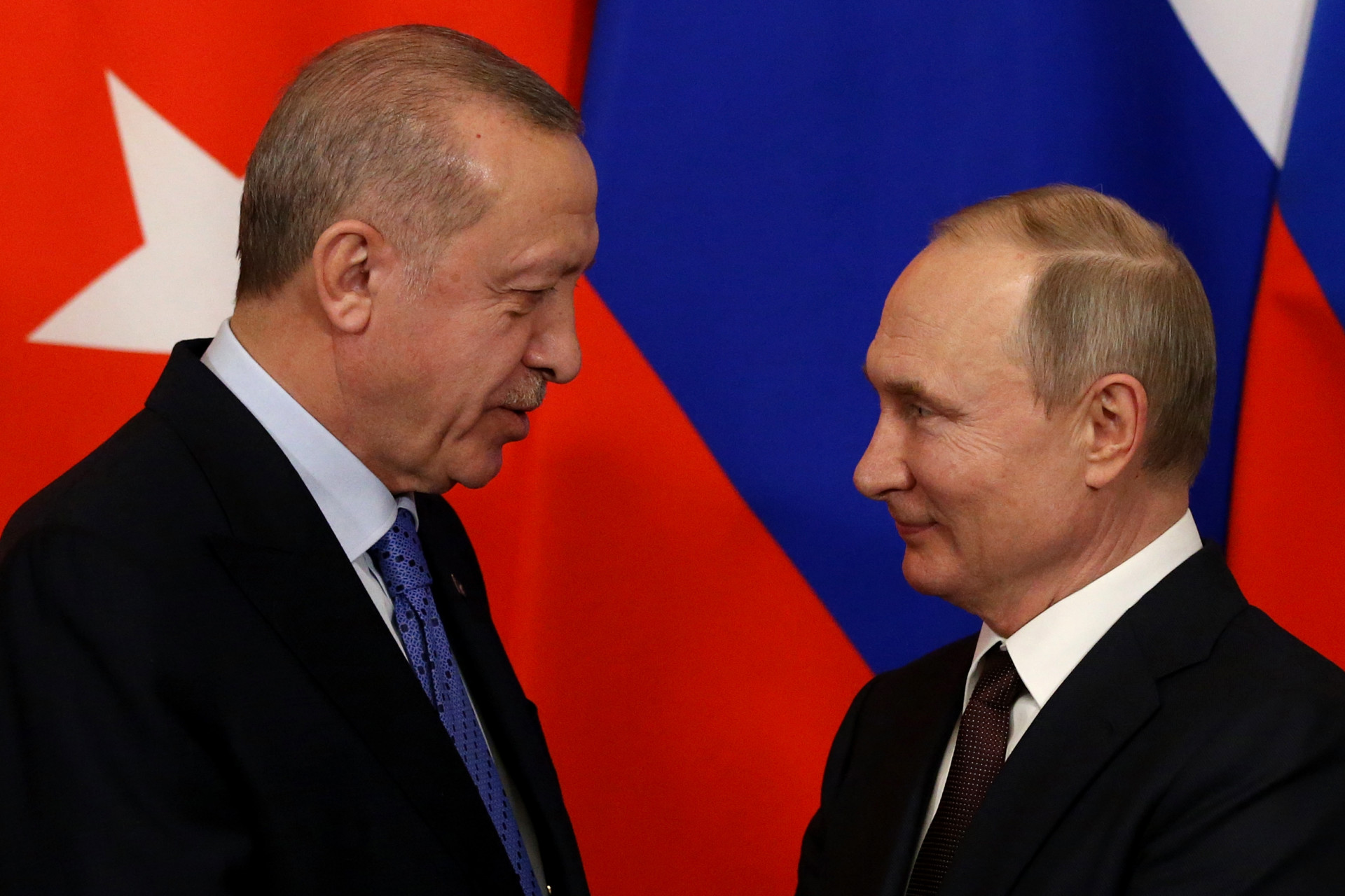 Erdogan flet me Putinin, bisedojnë për tërmetin dhe luftën Ukrainë-Rusi