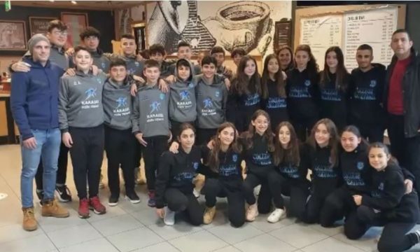 Tërmeti në Turqi: Hoteli me 30 anëtarë të ekipit të volejbollit shembet plotësisht, nuk gjendet ende asnjë trup