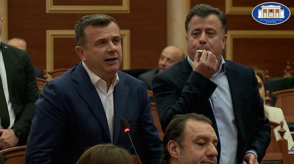 Tensione në debatin e Kuvendit në Shqipëri, Noka i PD-së, pengon mazhorancën me bilbil