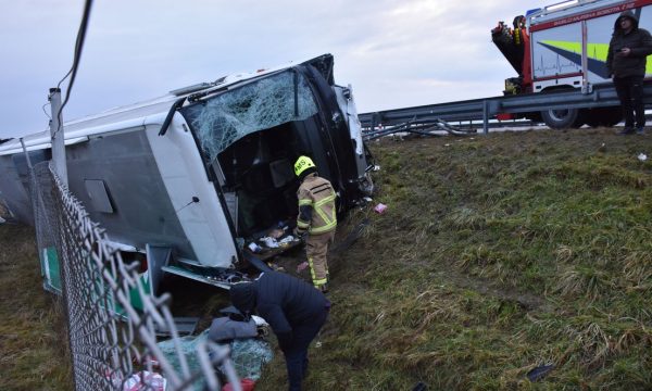 Rrokulliset autobusi me plot pasagjerë, tre të vdekur