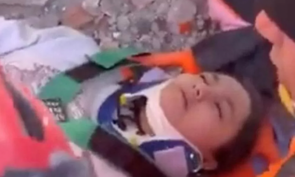 Kjo vajzë ka mbijetuar 10 ditë nën rrënojat e tërmetit në Turqi
