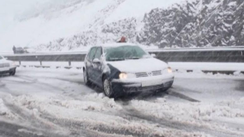 Rrugët me ngrica dhe akull shkak i temperaturave të ulëta, policia apelon për kujdes