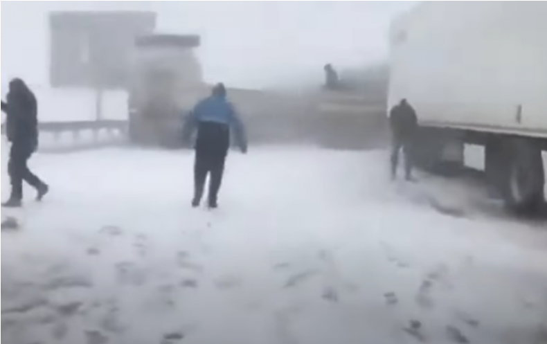 Për shkak të borës mbyllet rruga që lidh Kosovën me Malin e Zi