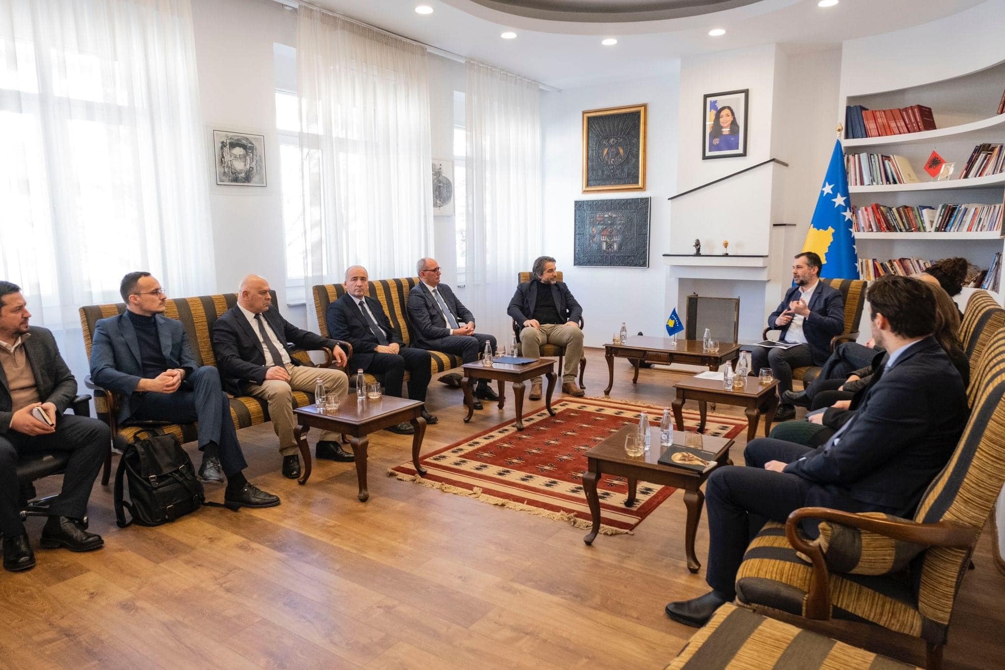 Aliu takohet me kryetarët e komunave të Kosovës: Çekut i kërkon ndërtimin e një stadiumi të ri në Ferizaj