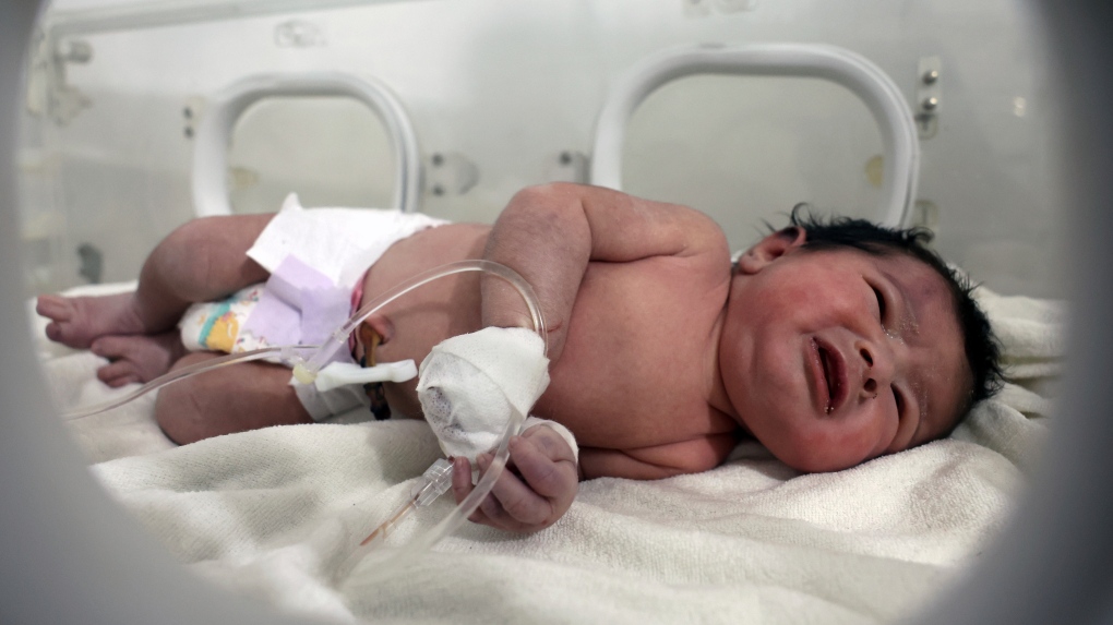Foshnja që lindi nën rrënojat e tërmetit në Siri zhvendoset në një lokacion të sigurt