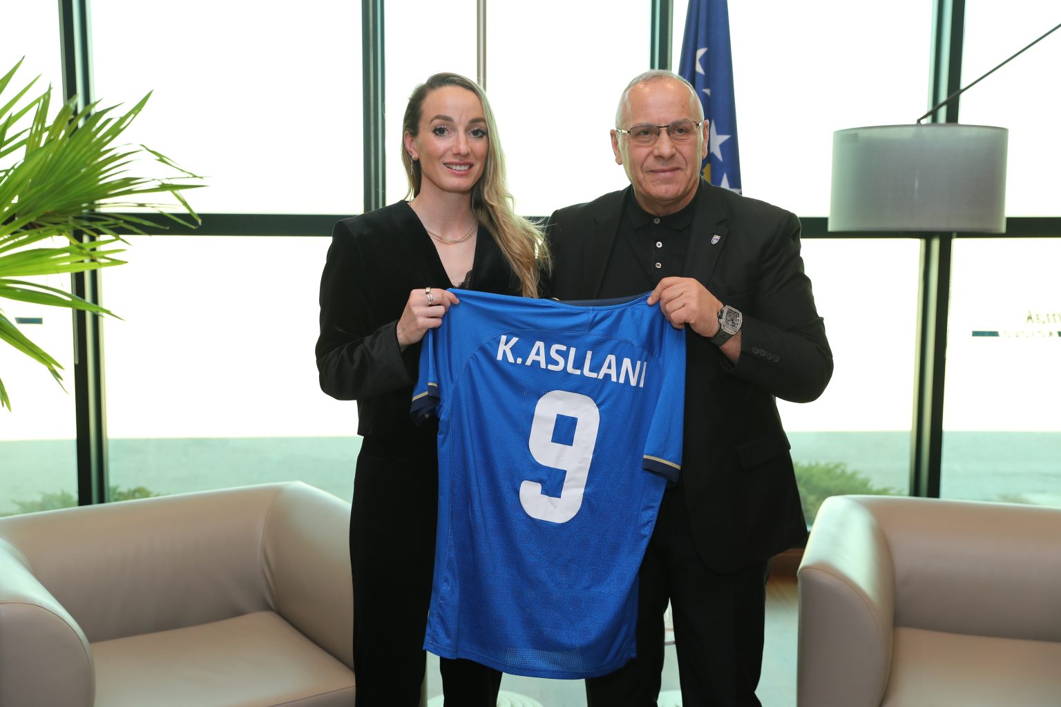 Presidenti Ademi priti futbollisten e famshme Kosovare Asllani 