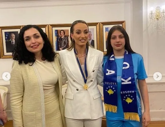 Kosovare Asllani e mahnitur që u nderua me medaljen presidenciale