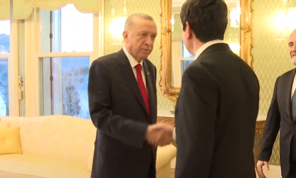 Publikohen pamjet nga takimi Erdogan-Kurti
