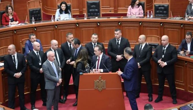 Kaos në Kuvendin e Shqipërisë, përjashtohet Berisha dhe 7 deputetë