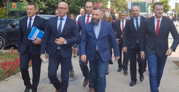 Situata në vend, Bërnabiq mbledh në takim ministrat dhe serbët nga Kosova