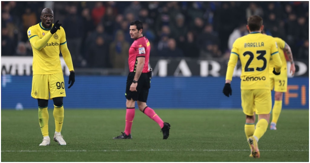 “Boll! Bir k**ve”/ Lukaku dhe Barrella kapen në mes të lojës, trajneri Inzaghi reagon me kritika (VIDEO)
