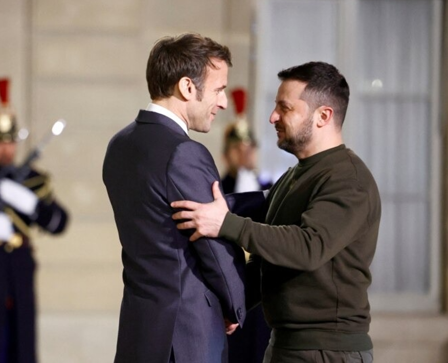 Presidenti Macron i jep Zelenskyt Medaljen e Nderit të Francës