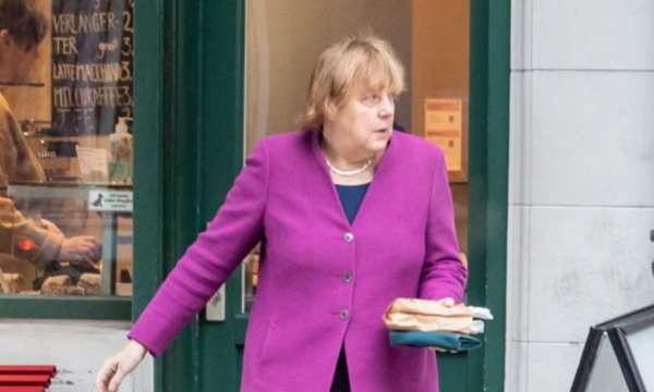 Merkel fotografohet duke blerë në furrën e lagjes