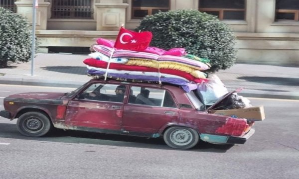 Ngarkoi makinën e vjetër me ndihma për Turqinë, burri nga Azerbajxhani shpërblehet me një veturë të re