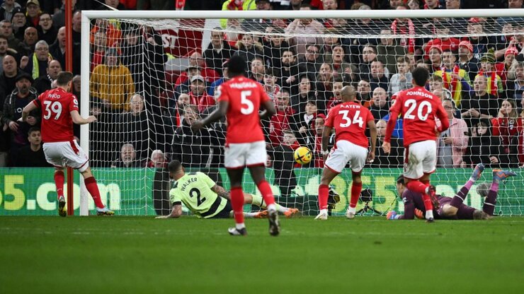 Nottingham Forest e ndal Manchester Cityn dhe i bën nderë Arsenalit