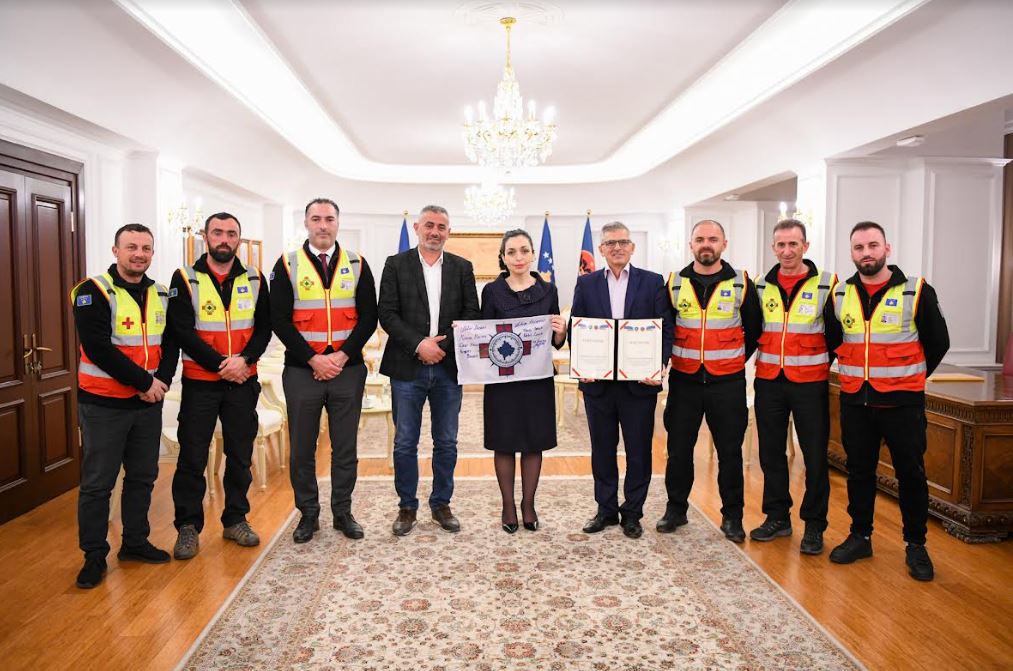 Osmani ndan mirënjohje për Shoqatën e Kosovës për Kërkim-Shpëtim pas aksionit humanitar në Turqi