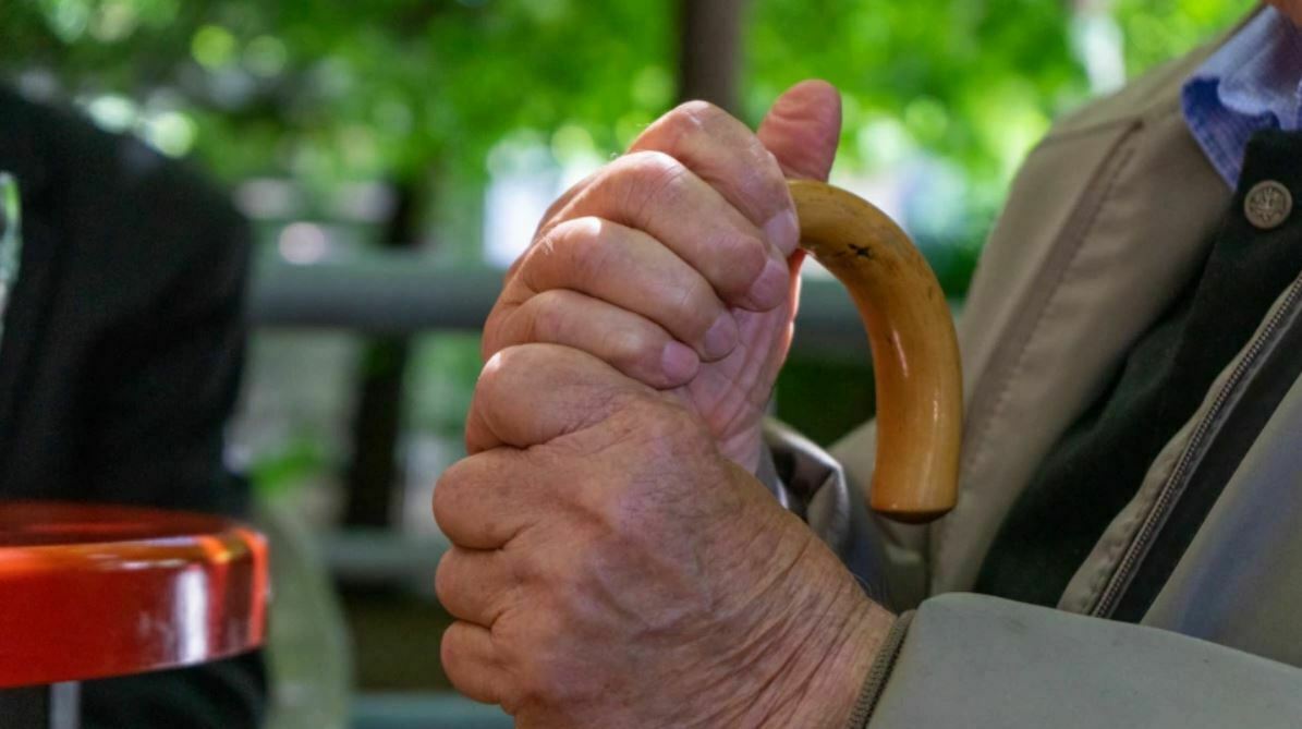 Nuk flet dhe nuk lëviz, 67-vjeçarit i refuzohet pensioni (VIDEO)
