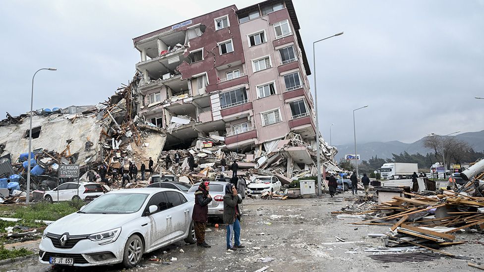 Shpëtohet një vajzë nga ndërtesa e shkatërruar në provincen e Hatay