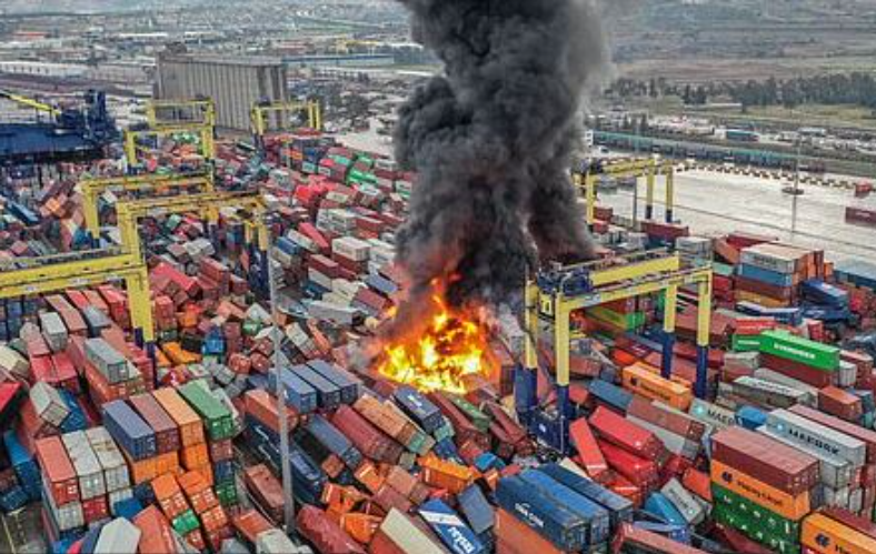 Tërmeti lëkund edhe kontejnerët e mallrave, porti i Turqisë jugore përfshihet nga flakët