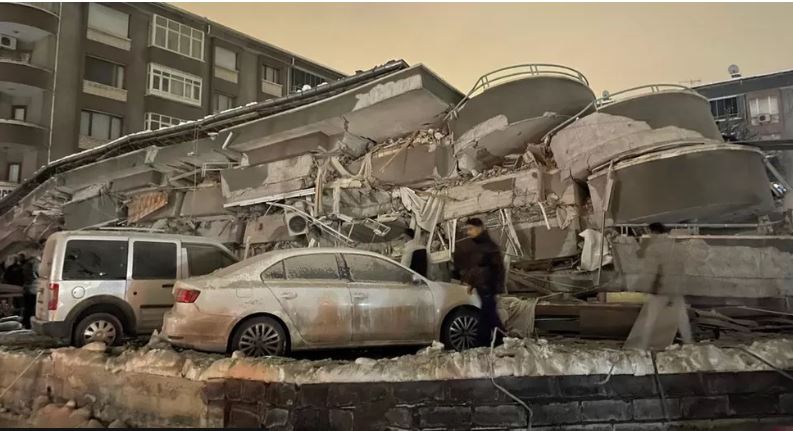 Brenda sekondave zhduket ndërtesa në Turqi nga tërmeti (VIDEO)