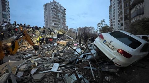 I mbijetoi tërmetit, përlotet shqiptari: Disa ngecën nëpër dhoma se u bllokuan dyert