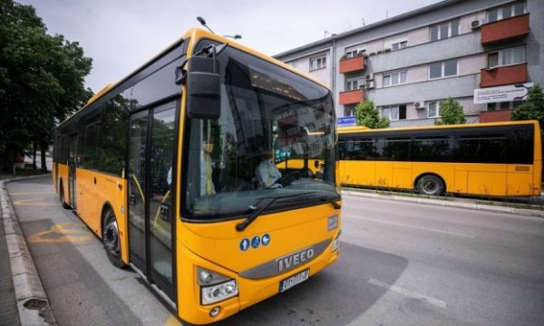 Komuna e Prishtinës nuk jep shpjegime për rritjen e çmimeve të biletave të autobusëve