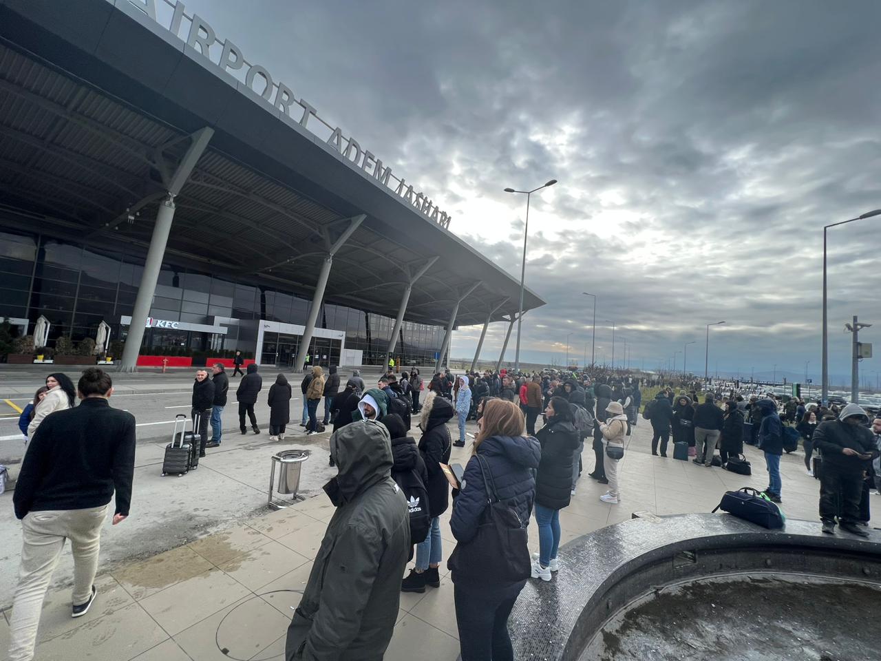 Ky ishte mesazhi që morën në aeroport për kërcënimin për bombë: Si të niset një aeroplan ndizet bomba