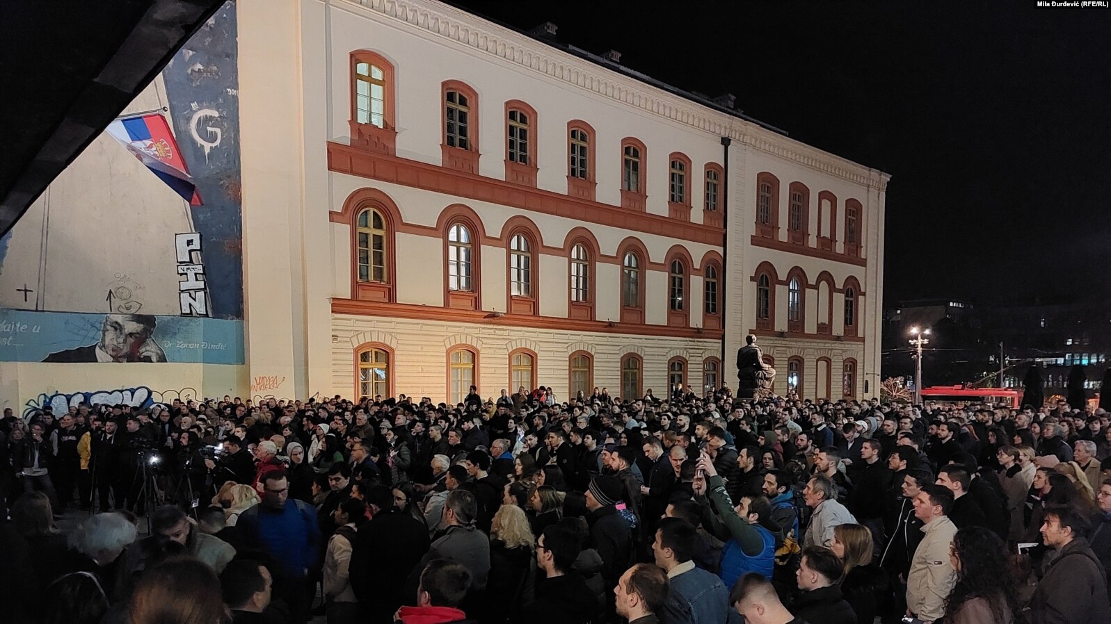 “Tradhti, s’heqim dorë nga Kosova” – Djathtistët serbë protestojnë kundër propozimit evropian