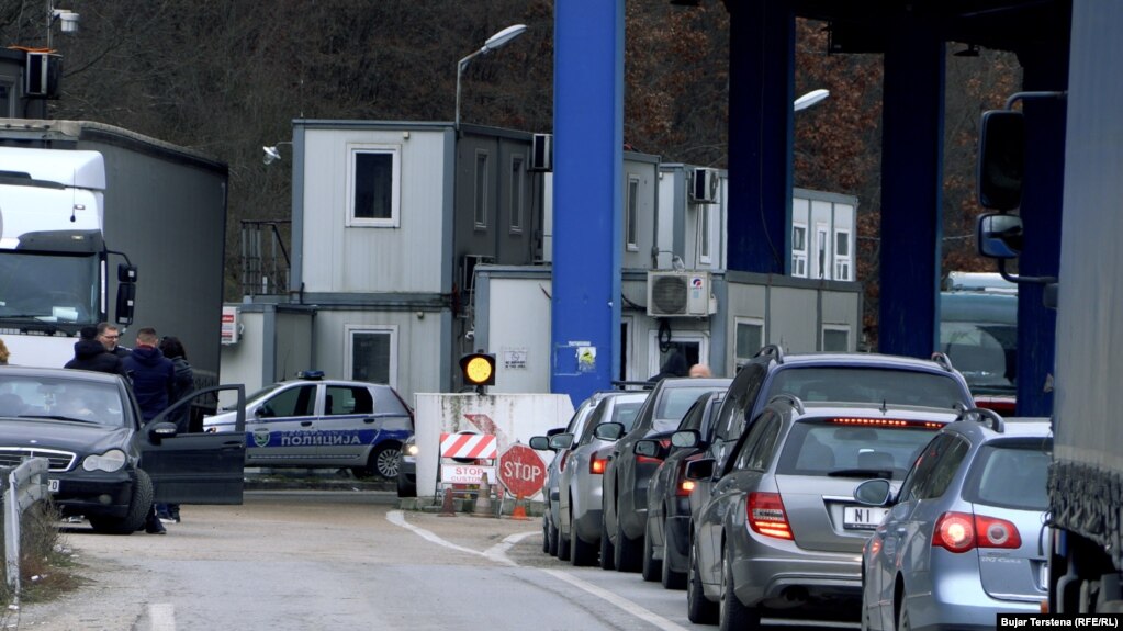 Kolona të gjata deri në 2 kilometra në pikën kufitare “Dheu i bardhë”