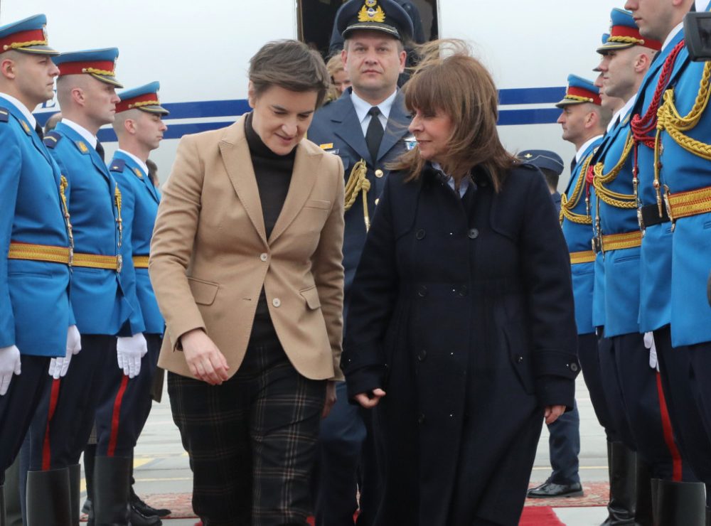 Deklaroi se nuk do ta njohë Kosovën, presidentja greke pritet në Serbi nga Ana Bërnabiq