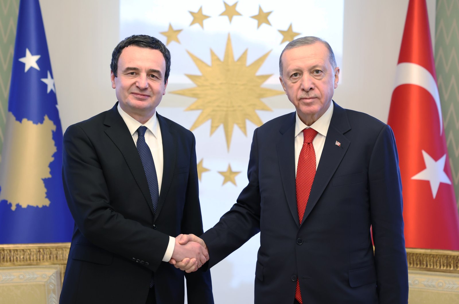 Kurti i tregon Erdoganit për takimin me Vuçiqin, falënderohet për ndihmën pas tërmetit në Turqi