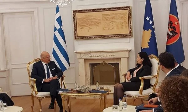 Ministri grek arrin në Kosovë, Osmani e pret në takim