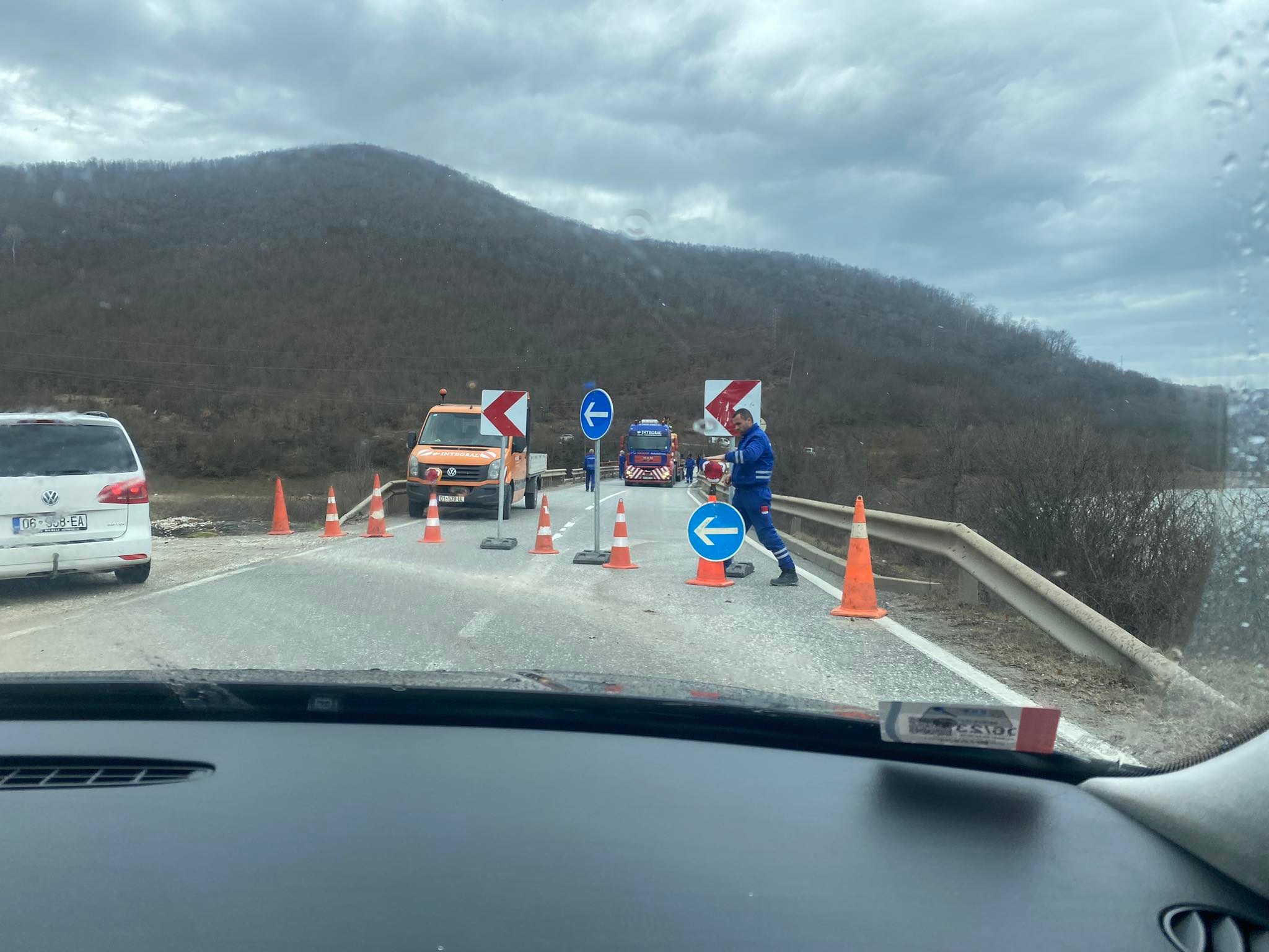 Vazhdon të jetë e bllokuar ura te liqeni i Badovcit në rrugën Gjilan-Prishtinë