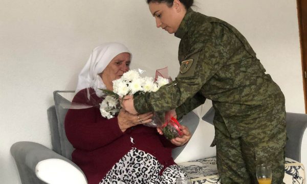 “Mu duk se djali mu çu nga varri dhe ma uroj 8 Marsin”, ushtarakët e FSK-së vizitojnë nënat e dëshmorëve