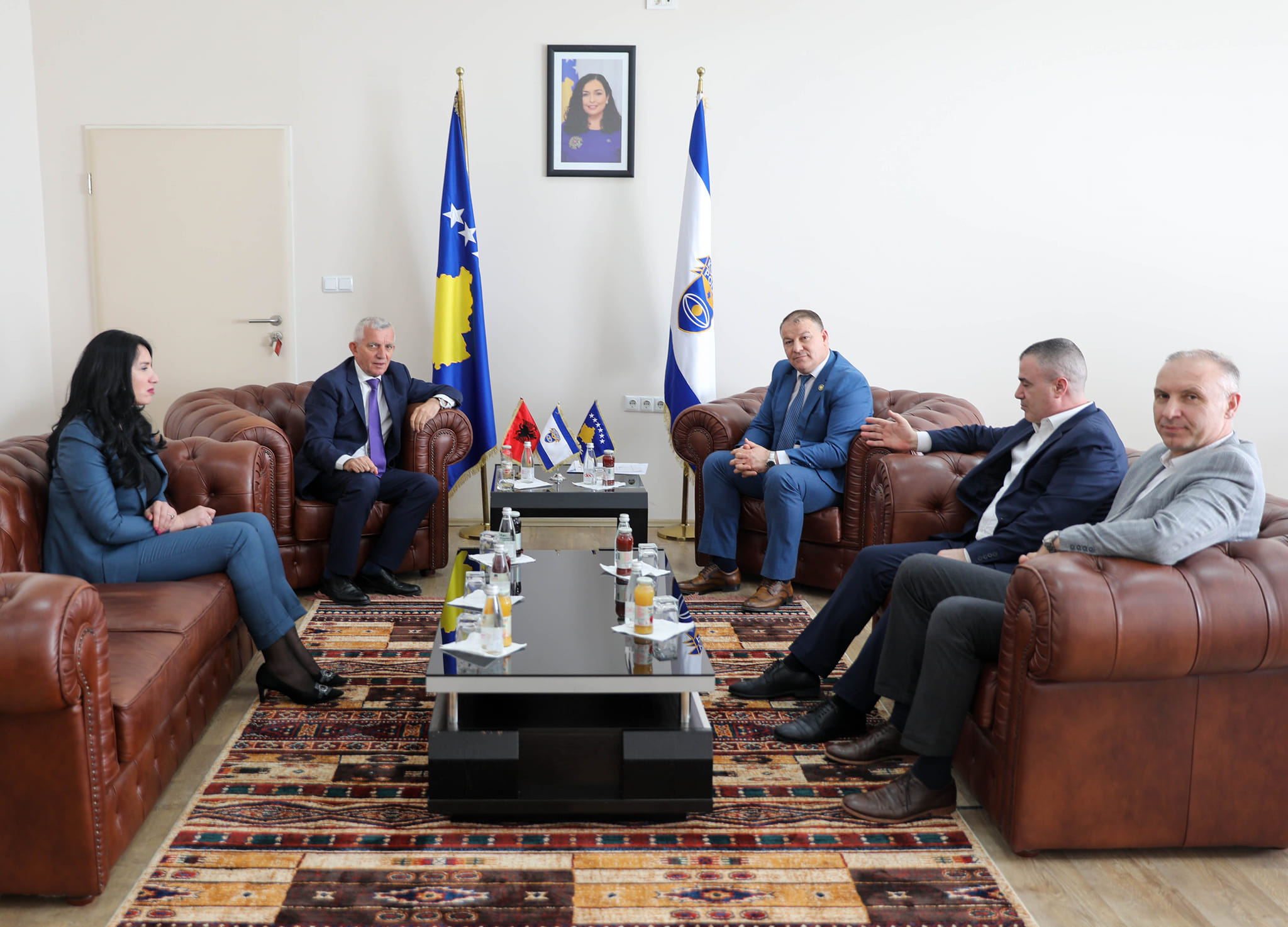 Ambasadori i Shqipërisë takohet me Hoxhën, konfirmon përkrahjen për Policinë e Kosovës